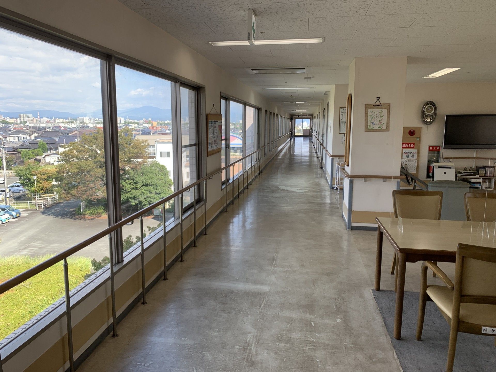 長い廊下と大きな窓