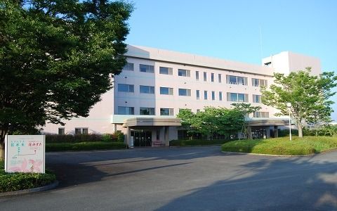 緑に囲まれた建物外観