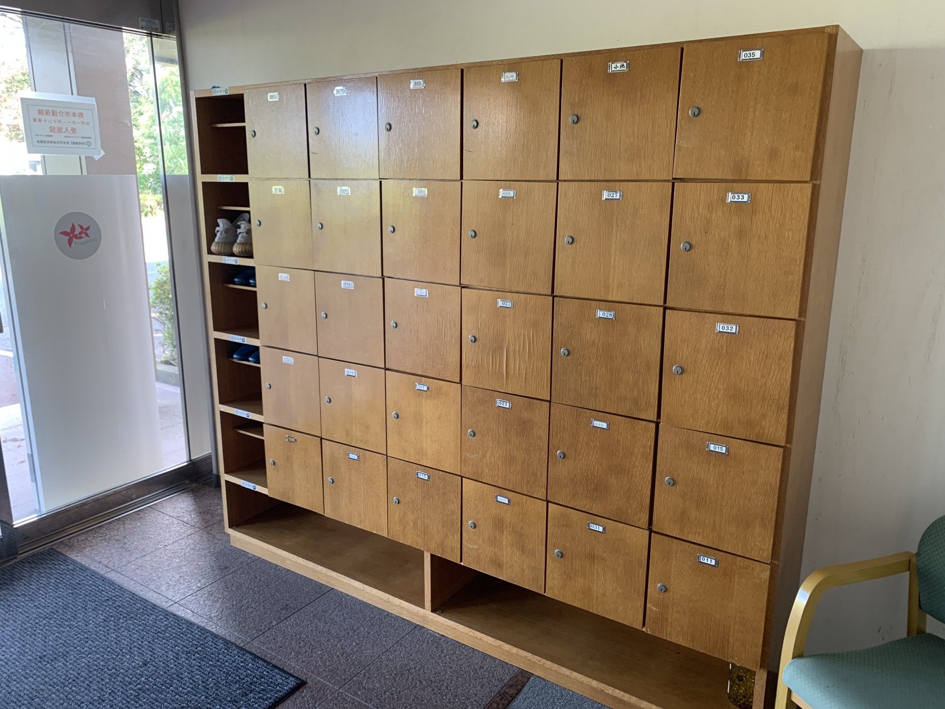 靴箱と椅子のある玄関