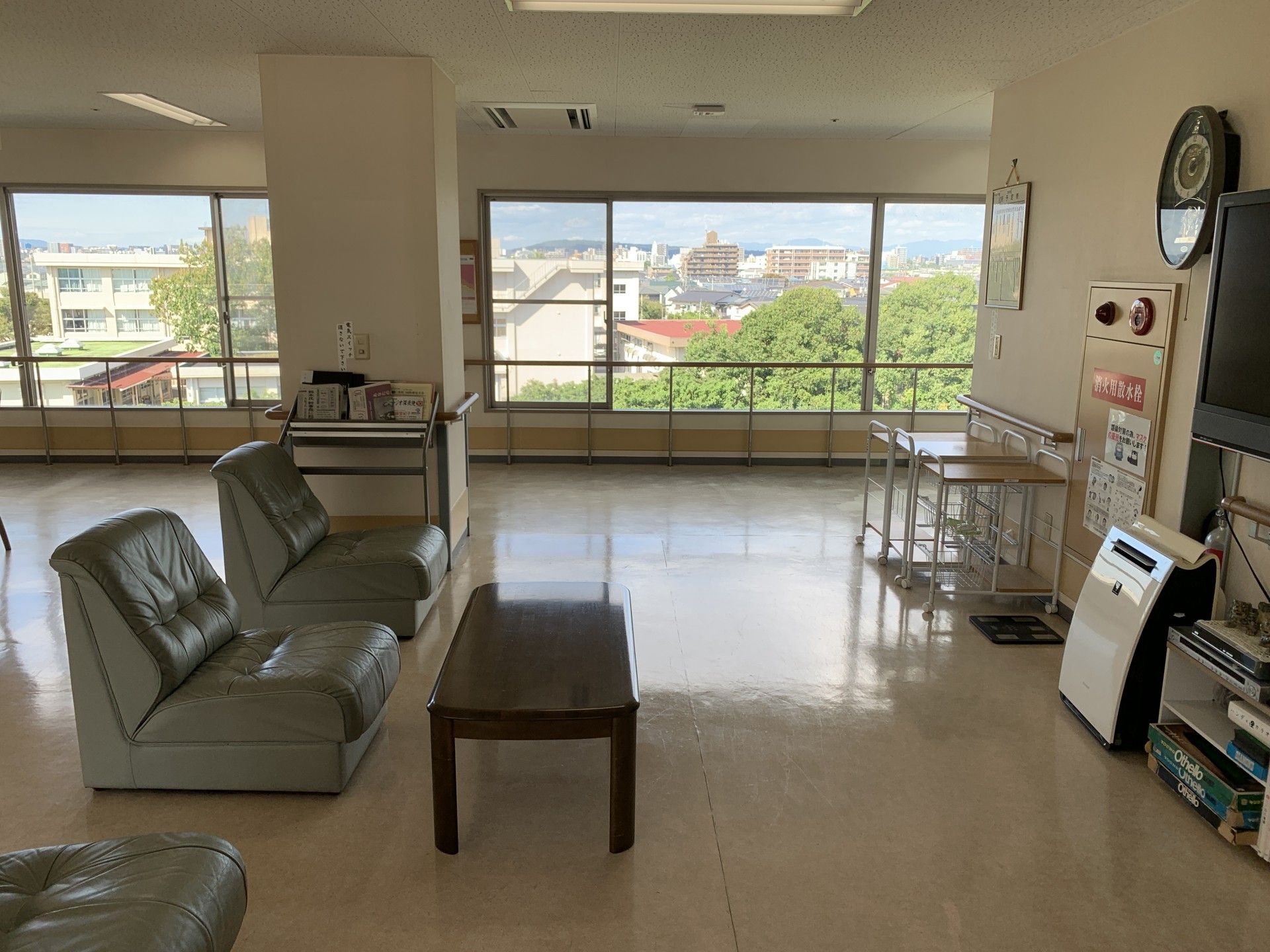 広い窓のあるくつろぎスペース