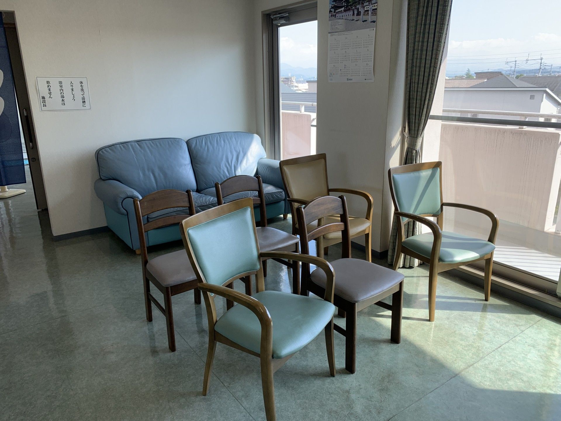 日差しが差し込む椅子とソファ