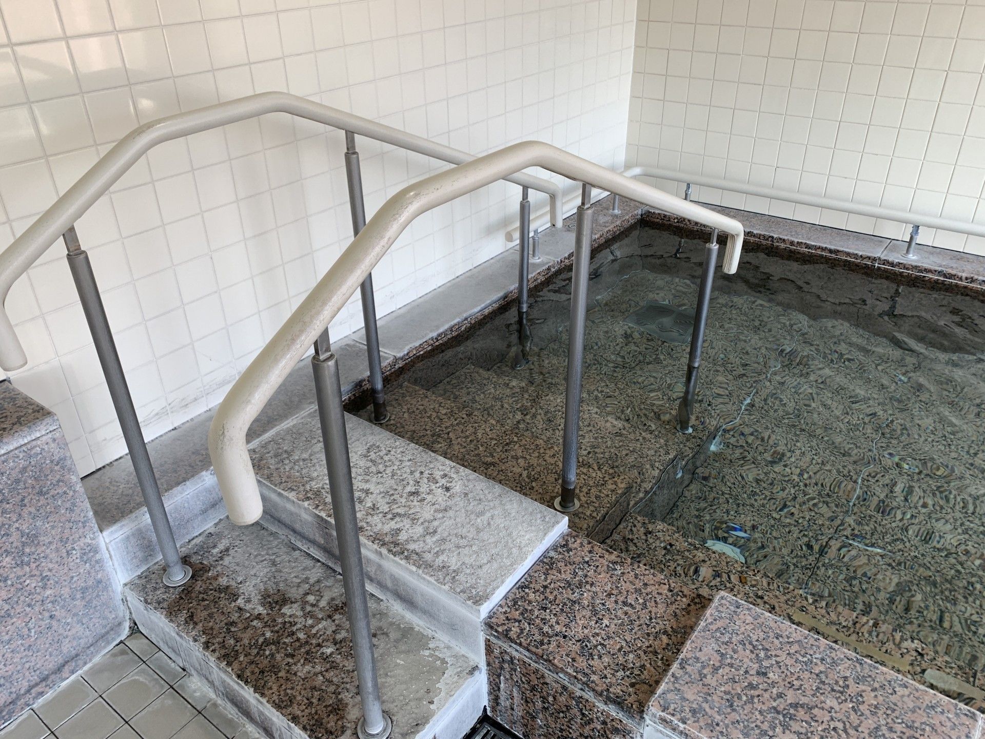手すり付きの浴槽