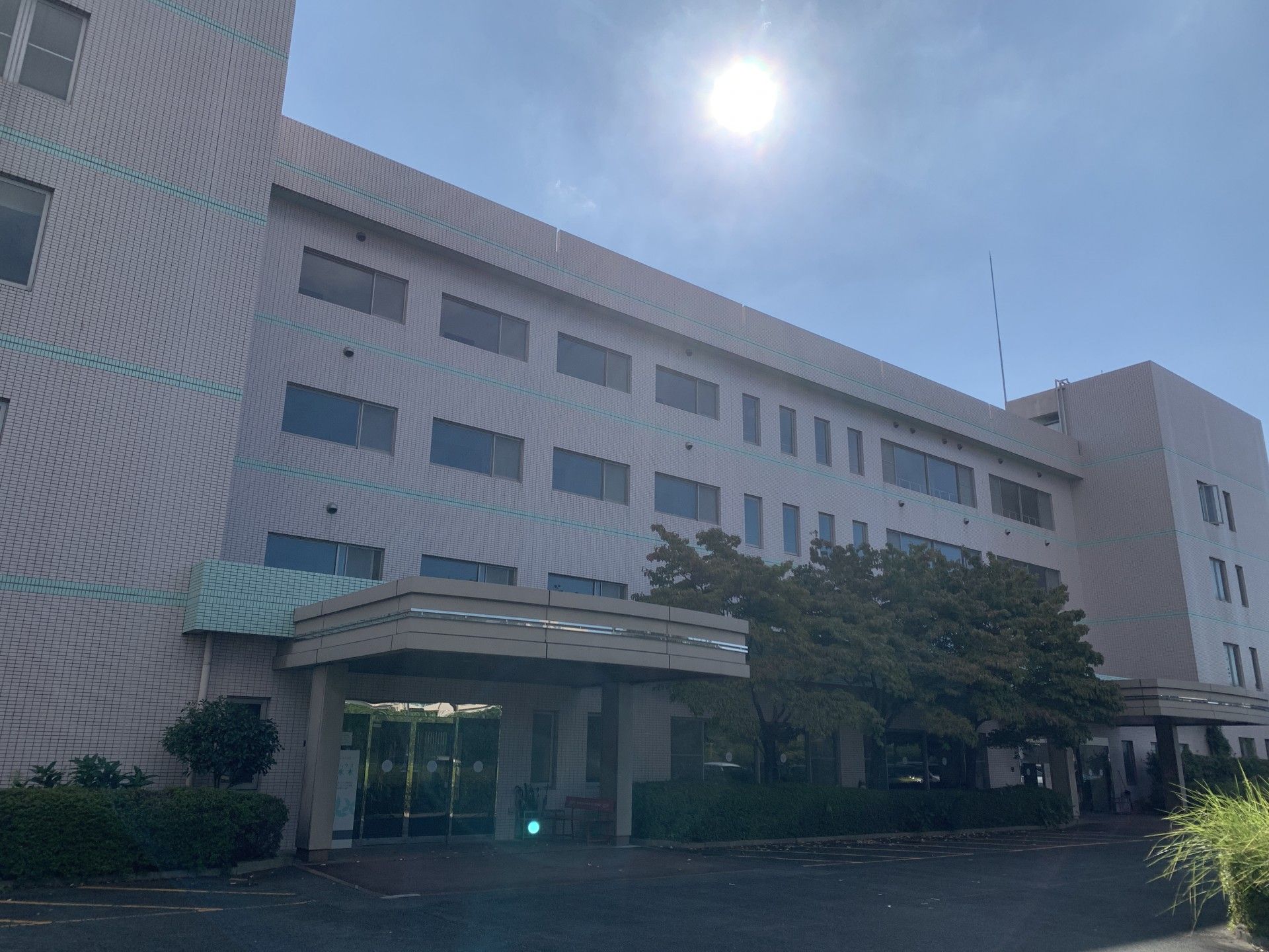 日差しが差し込む建物外観