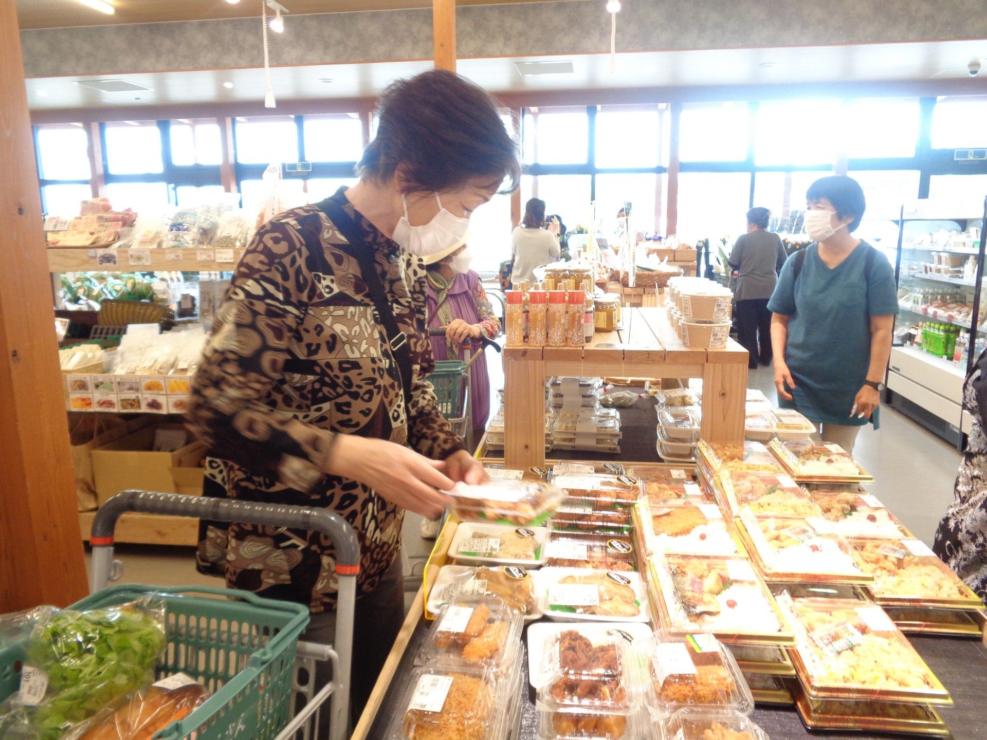 買い物を楽しむ人々の市場