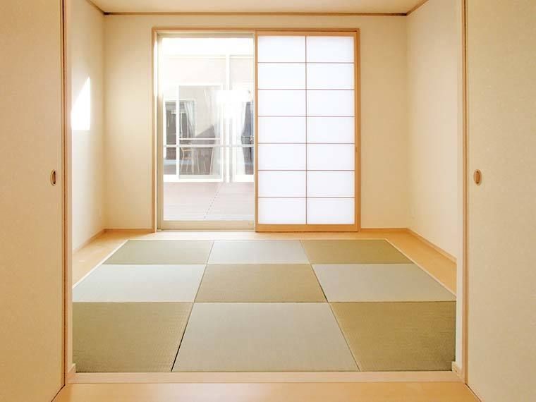 畳が敷かれた談話スペースには大きな窓があり、障子もついている。