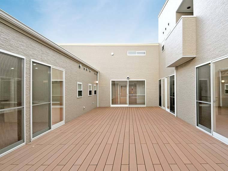 ウッドデッキが敷かれた中庭は屋内から直接出ることが可能。