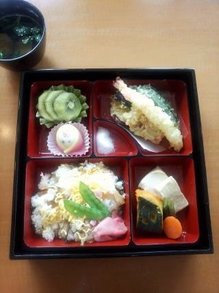 季節の炊き合わせやちらしずしが入っている箱膳の様子。施設で出される行事食の写真