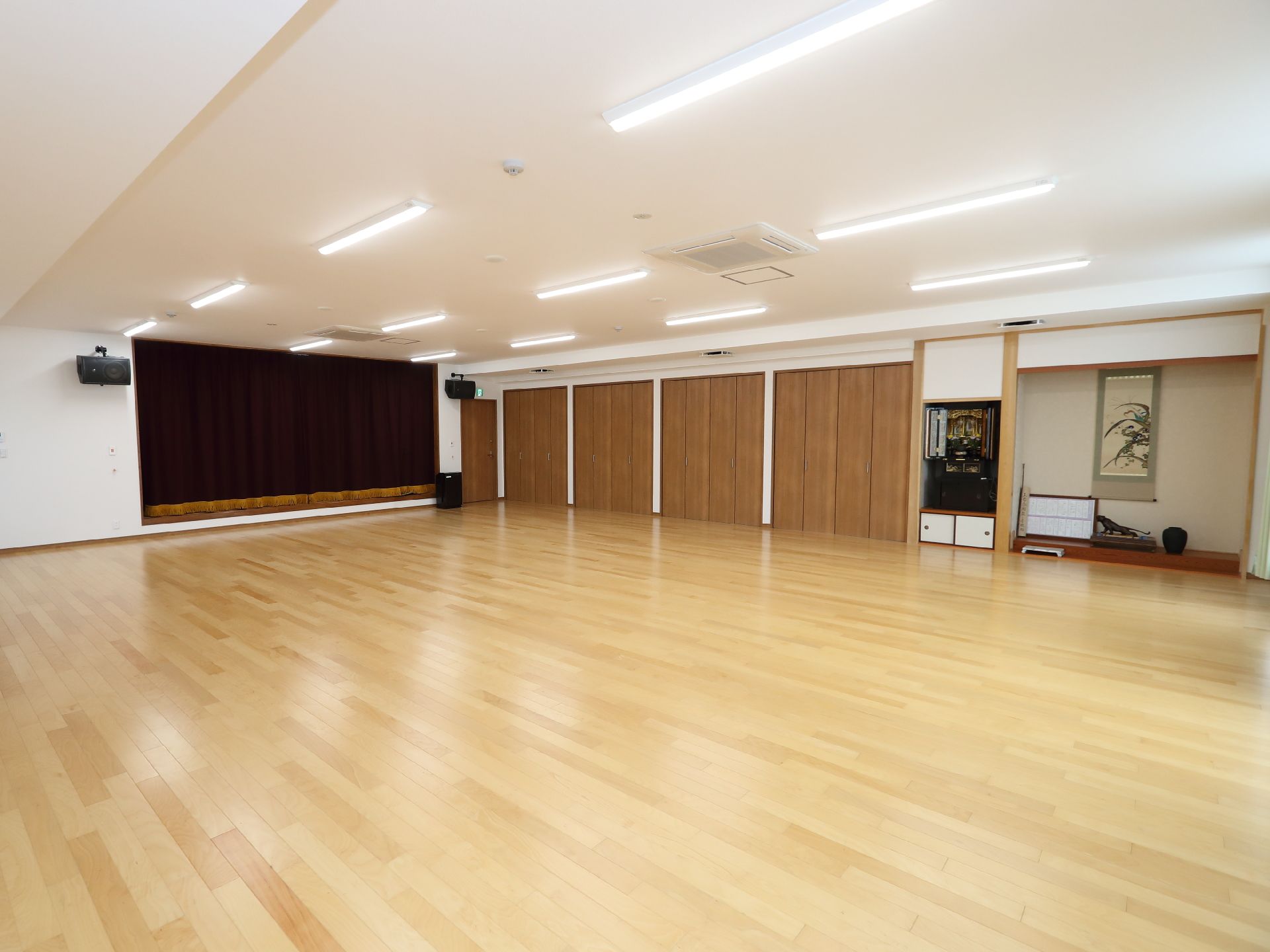 窓から光が入っている共有スペース