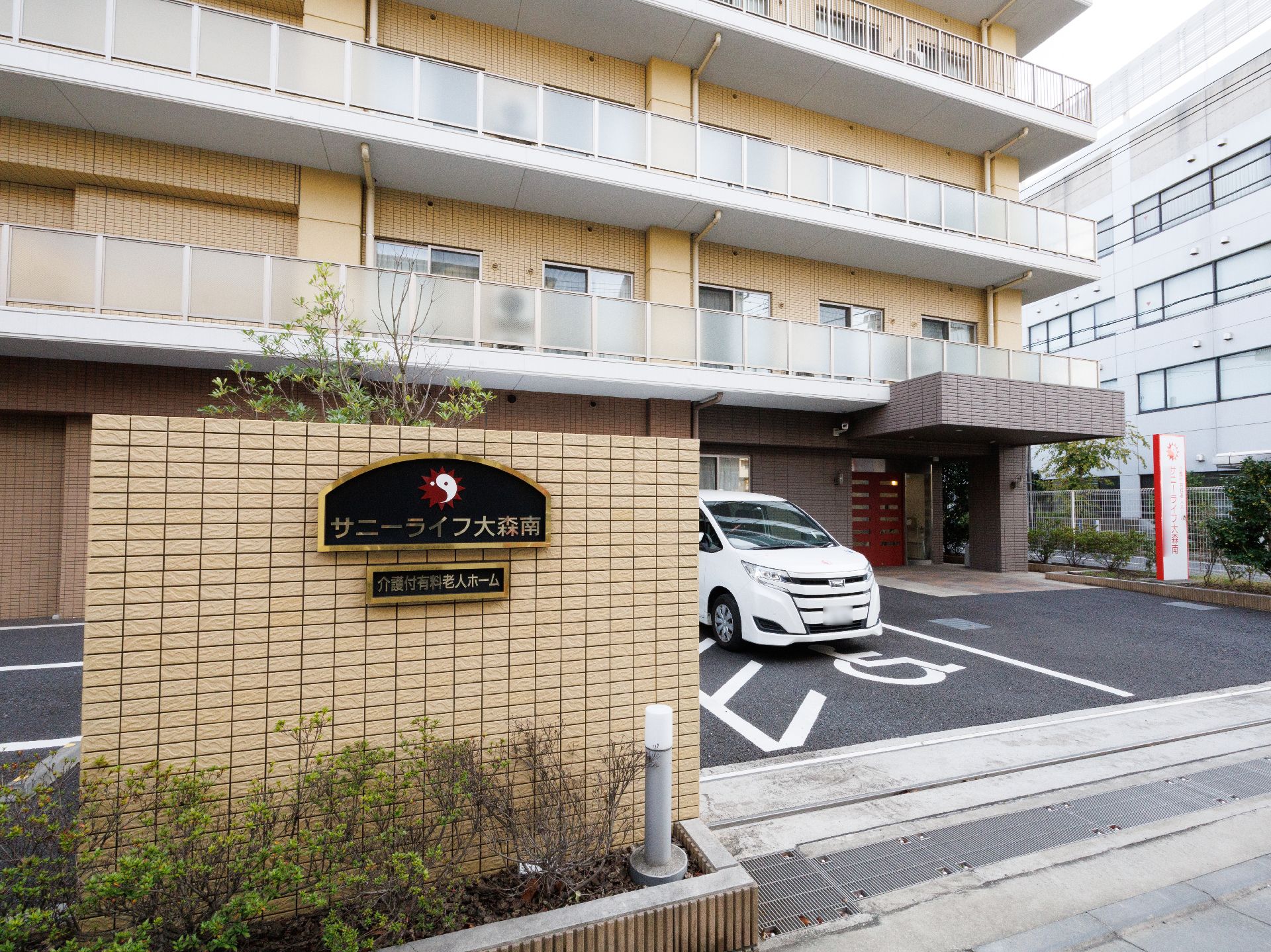落ち着いた色合いで、一見するとマンションに見えるスタイリッシュな外観