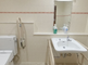 手すり付きの清潔なトイレ空間