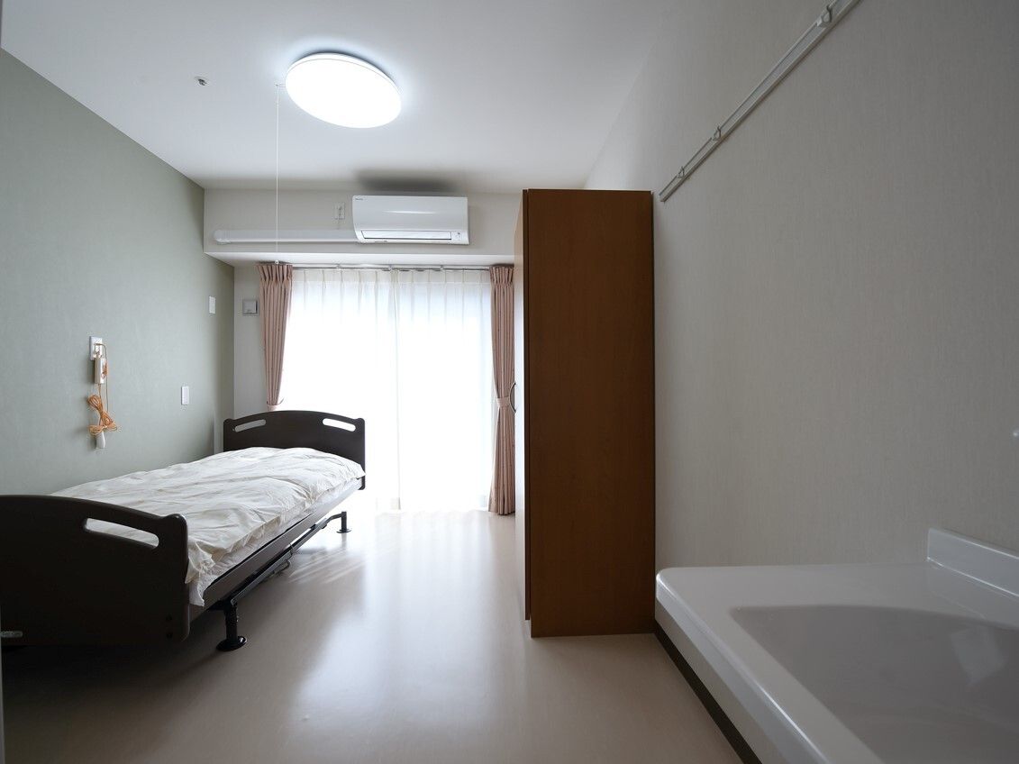 クローゼットやエアコンが付いている部屋には寝具付きのベッドが置かれ、緊急通報装置が付いている。