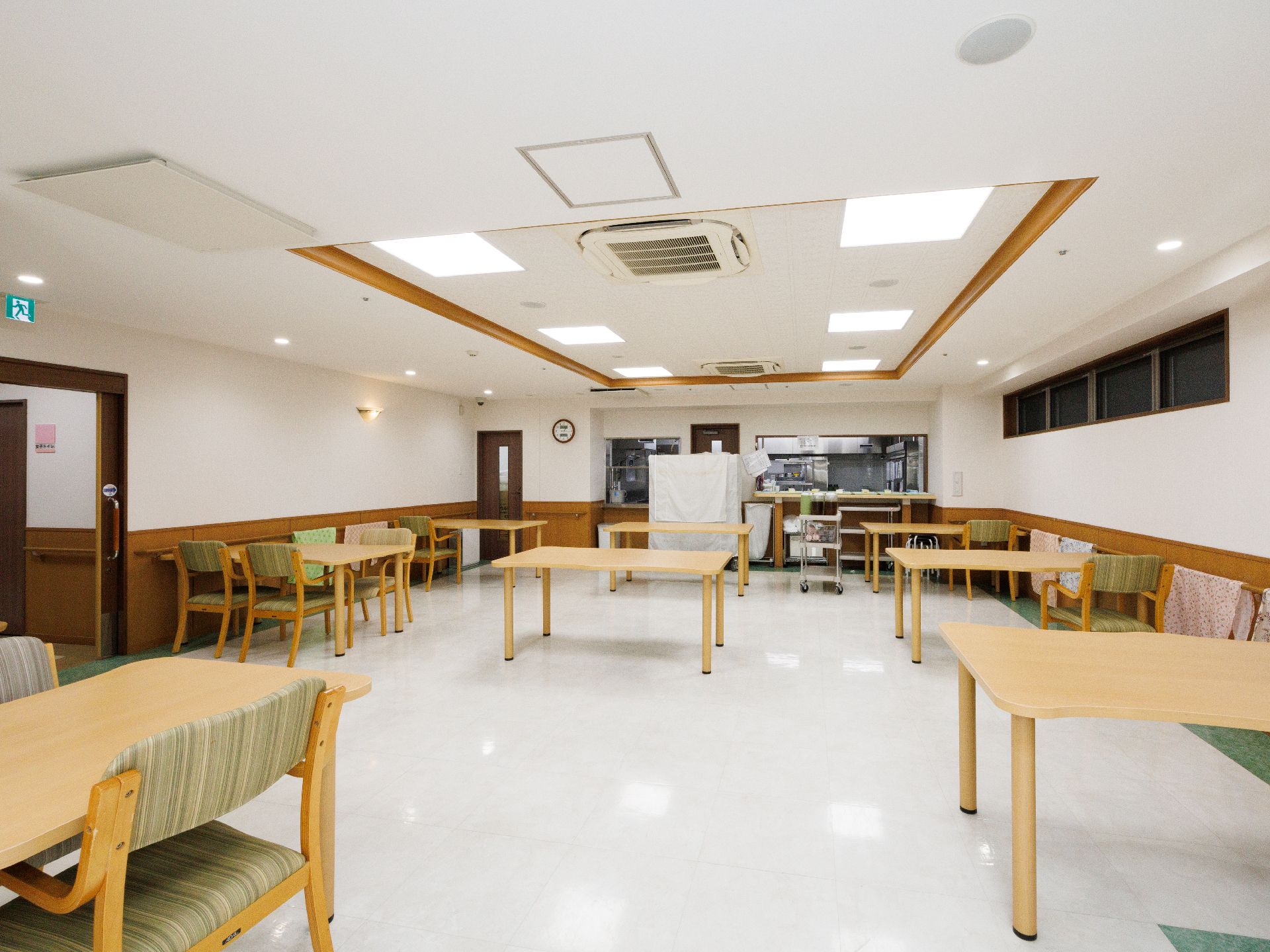 キッチンを併設した食堂