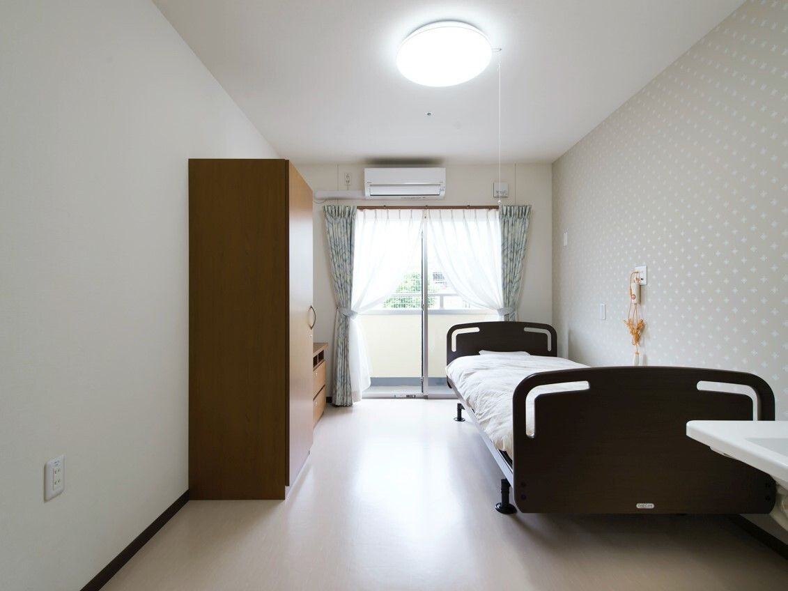 寝具付きのベッドが置かれ、クローゼットやエアコンが付いている部屋には緊急通報装置が付いている。