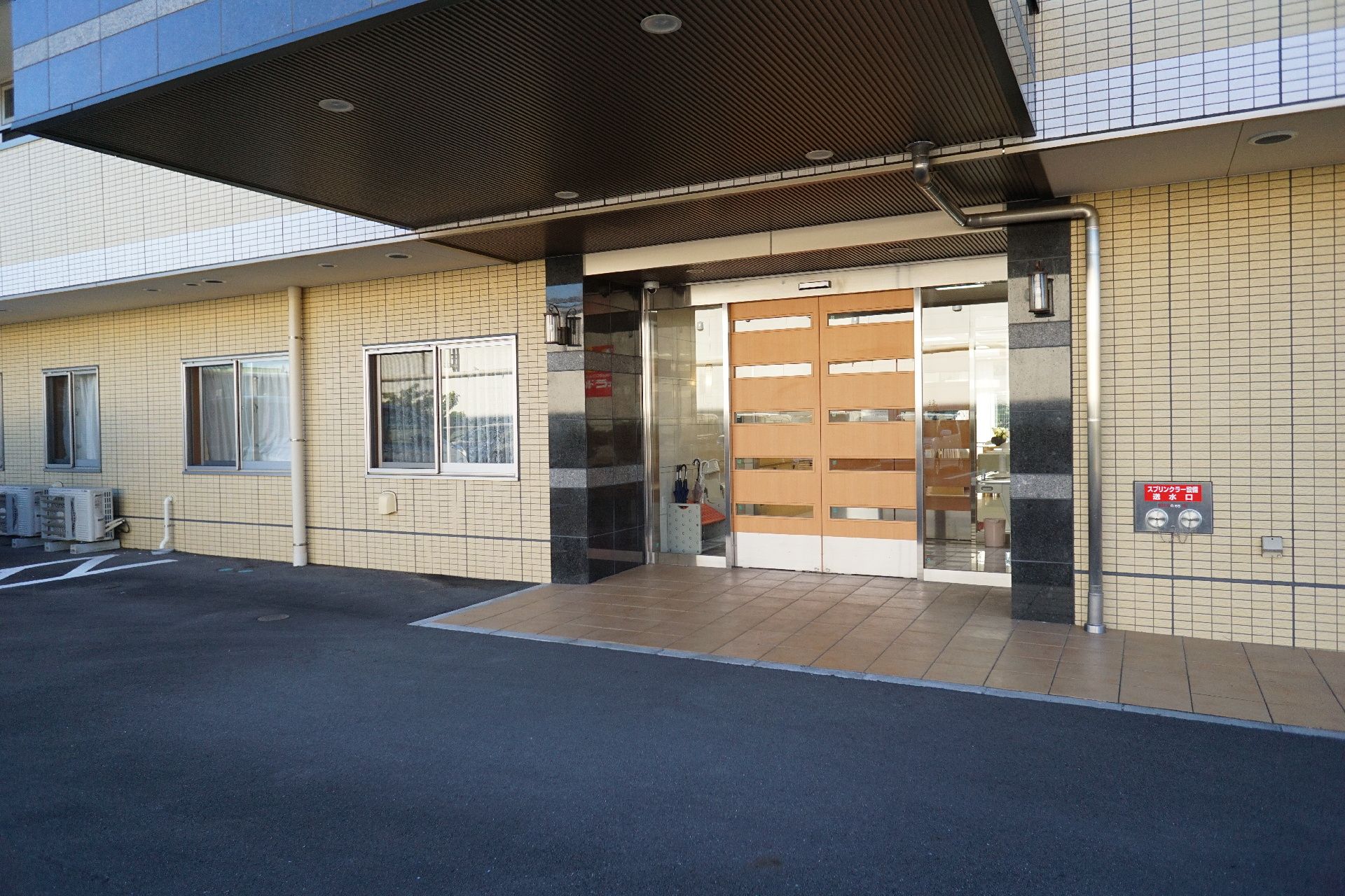 段差がないようにアスファルトに勾配がついている玄関