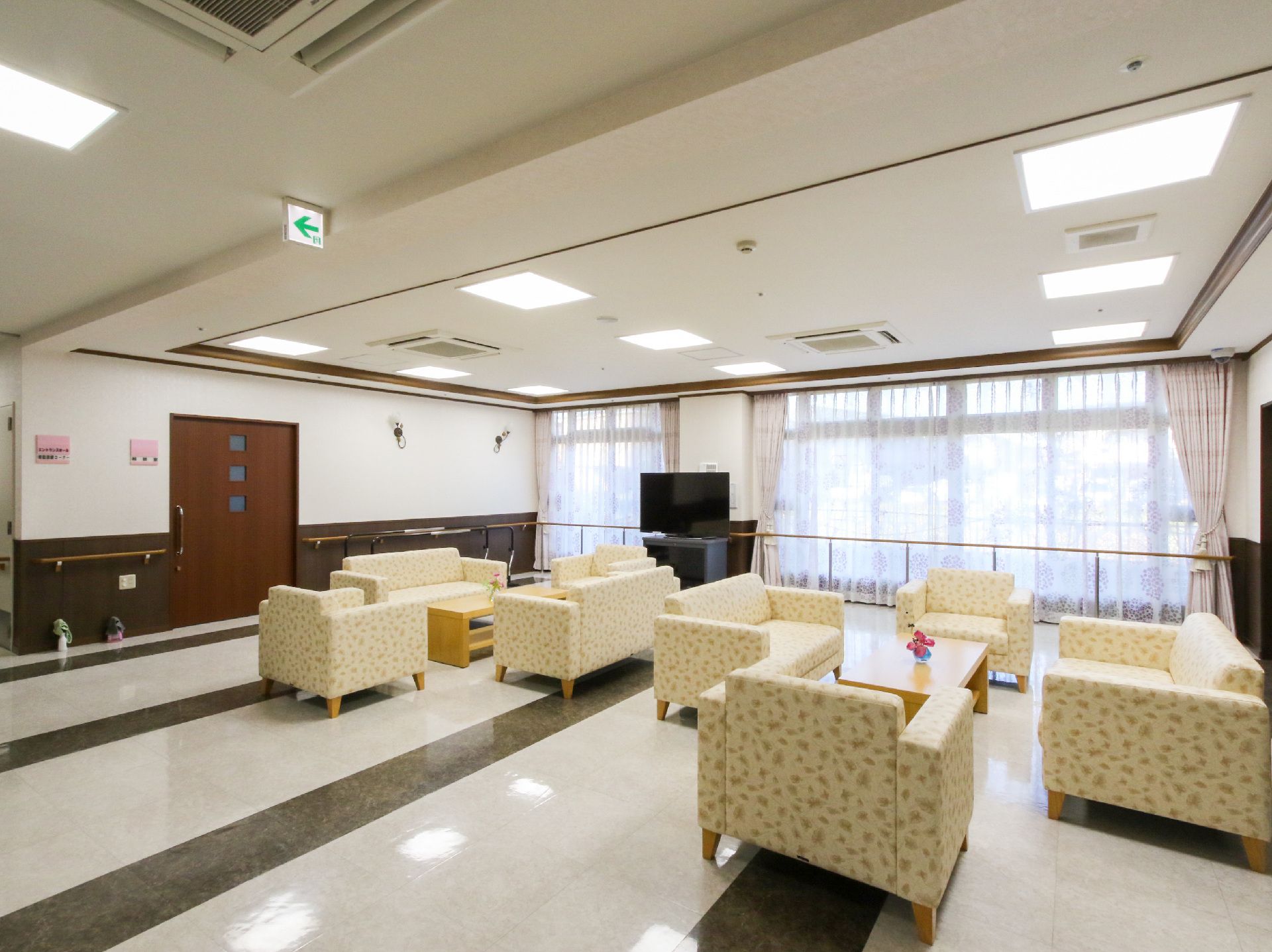 たくさんのソファーにテレビが置かれている共有スペース