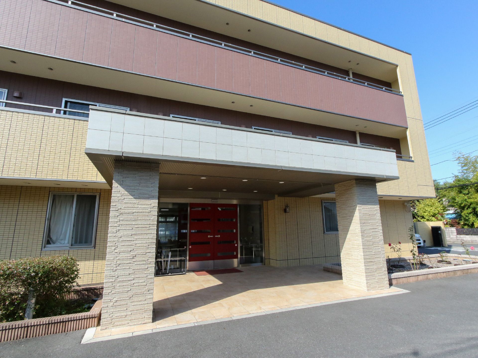 玄関前に屋根がついている玄関