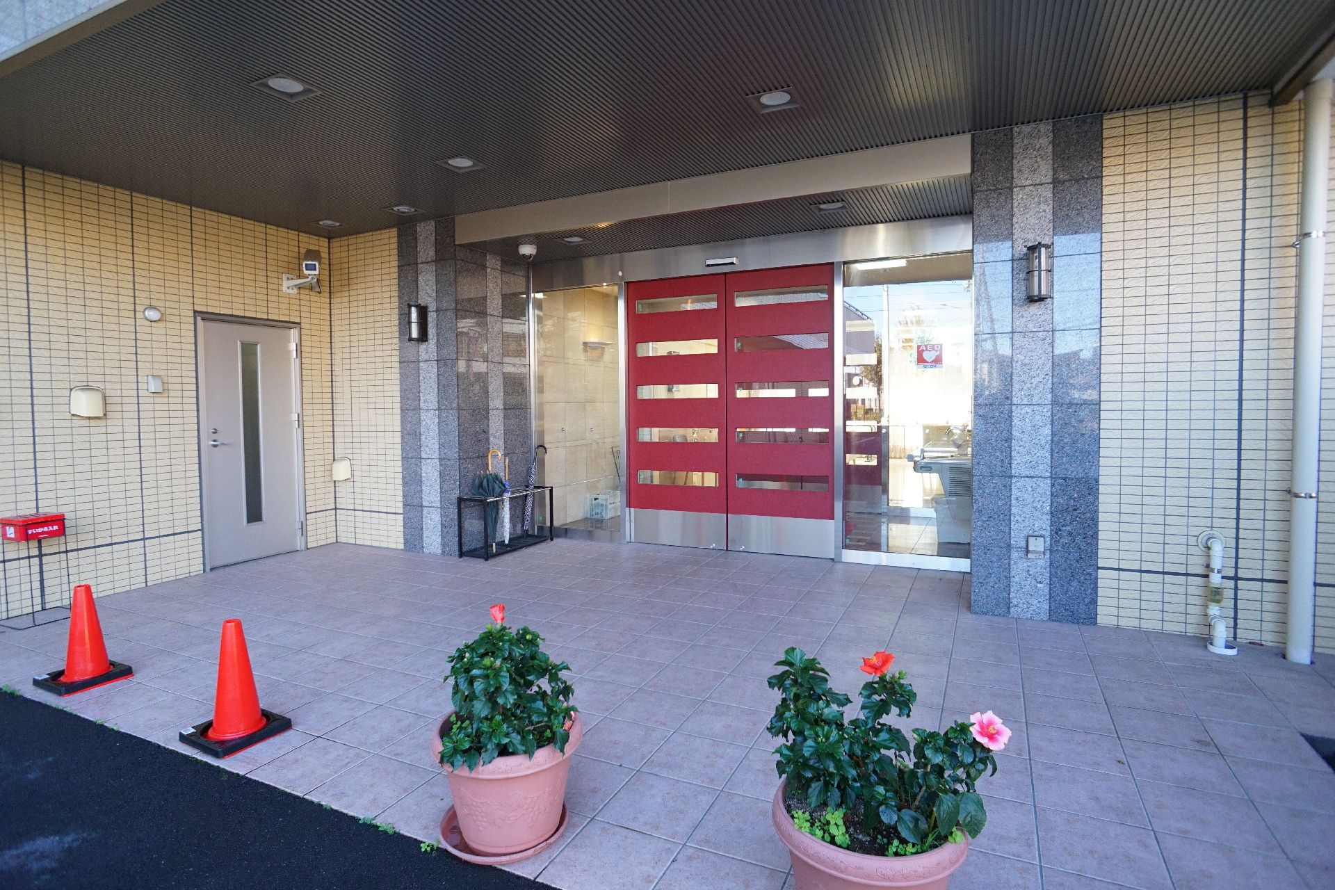 自動ドアを設置している介護施設の外観