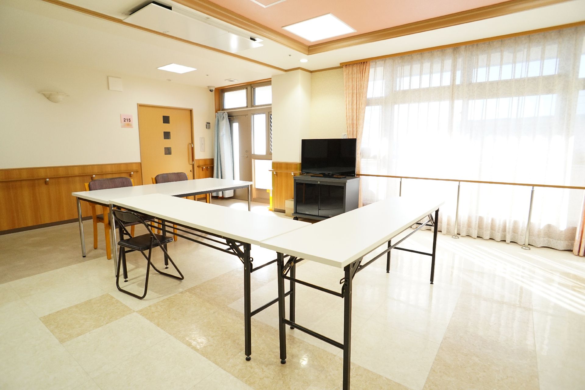 テーブルを囲んで椅子が置かれている共有スペース