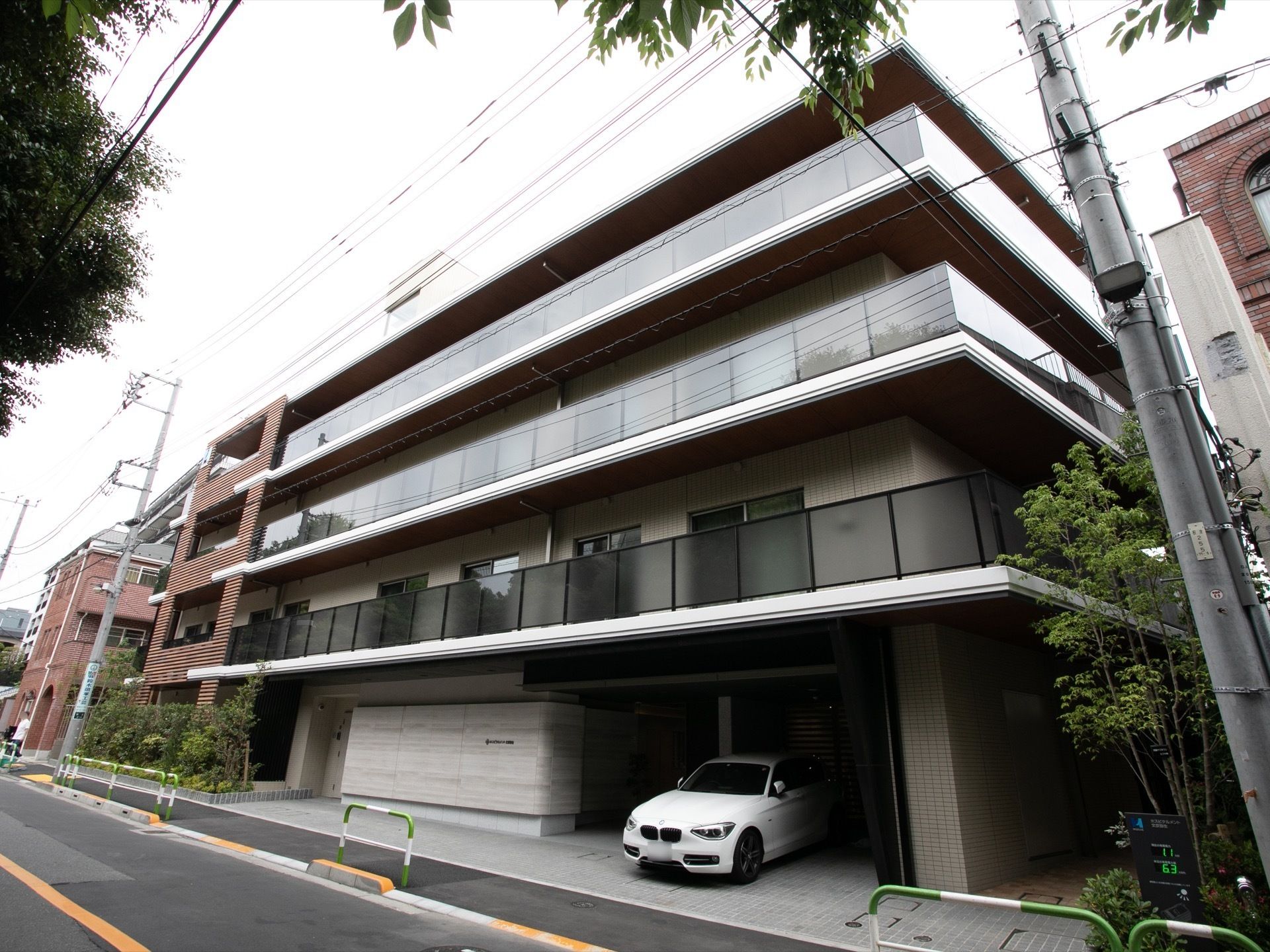 ４階建てのマンションのような外観で、２階以上にはベランダが備わっている。施設前は、車道との間に整備された歩道がある。