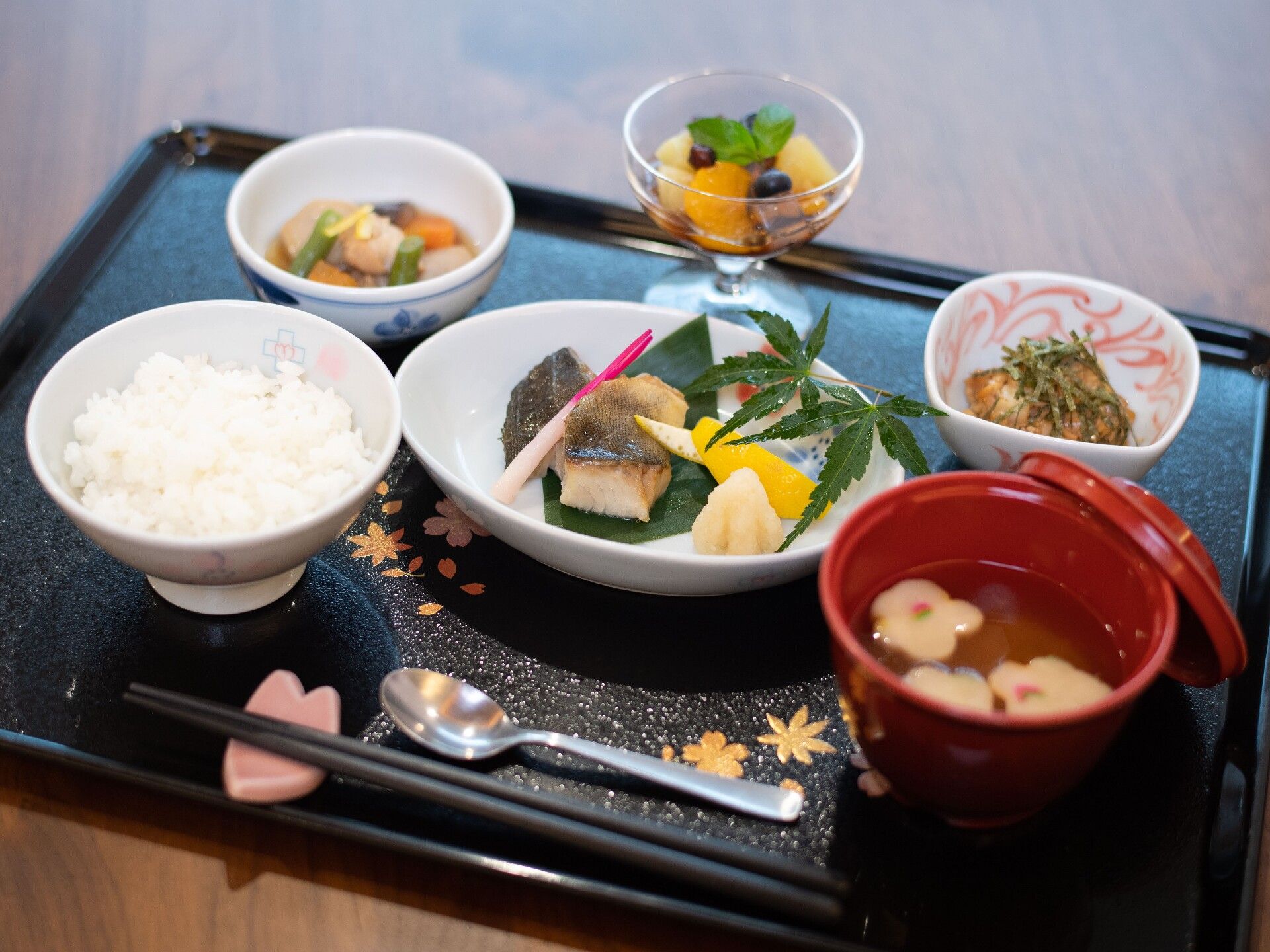 旬の食材を中心にした、出来立ての料理が毎食提供されている。栄養バランスや彩り、盛り付けにまでこだわって作られている。