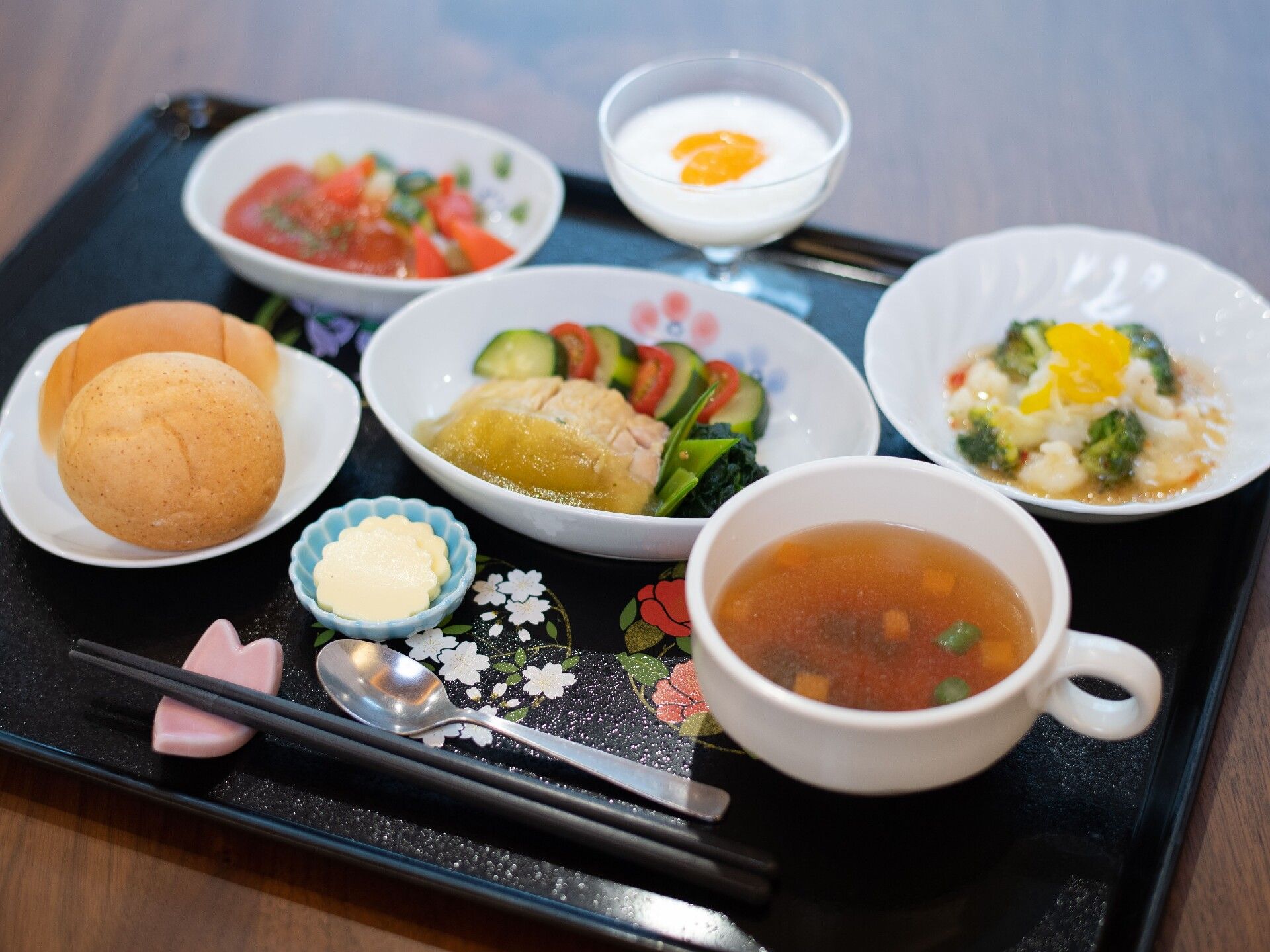 スープやパン、おかず類が並べられているメニュー例