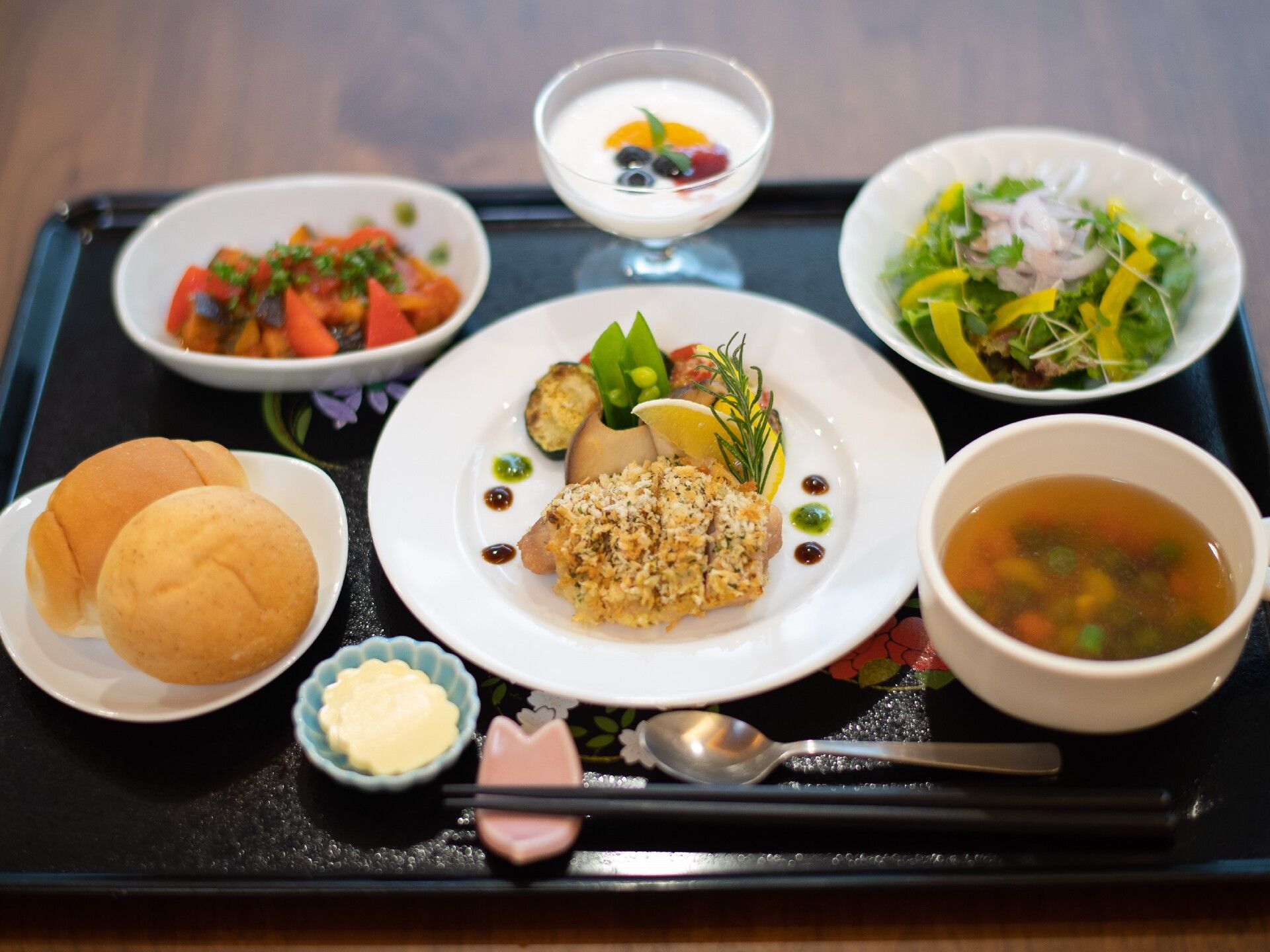 パンやスープが並んでいる洋食のメニュー例。施設内メニューのひとつ