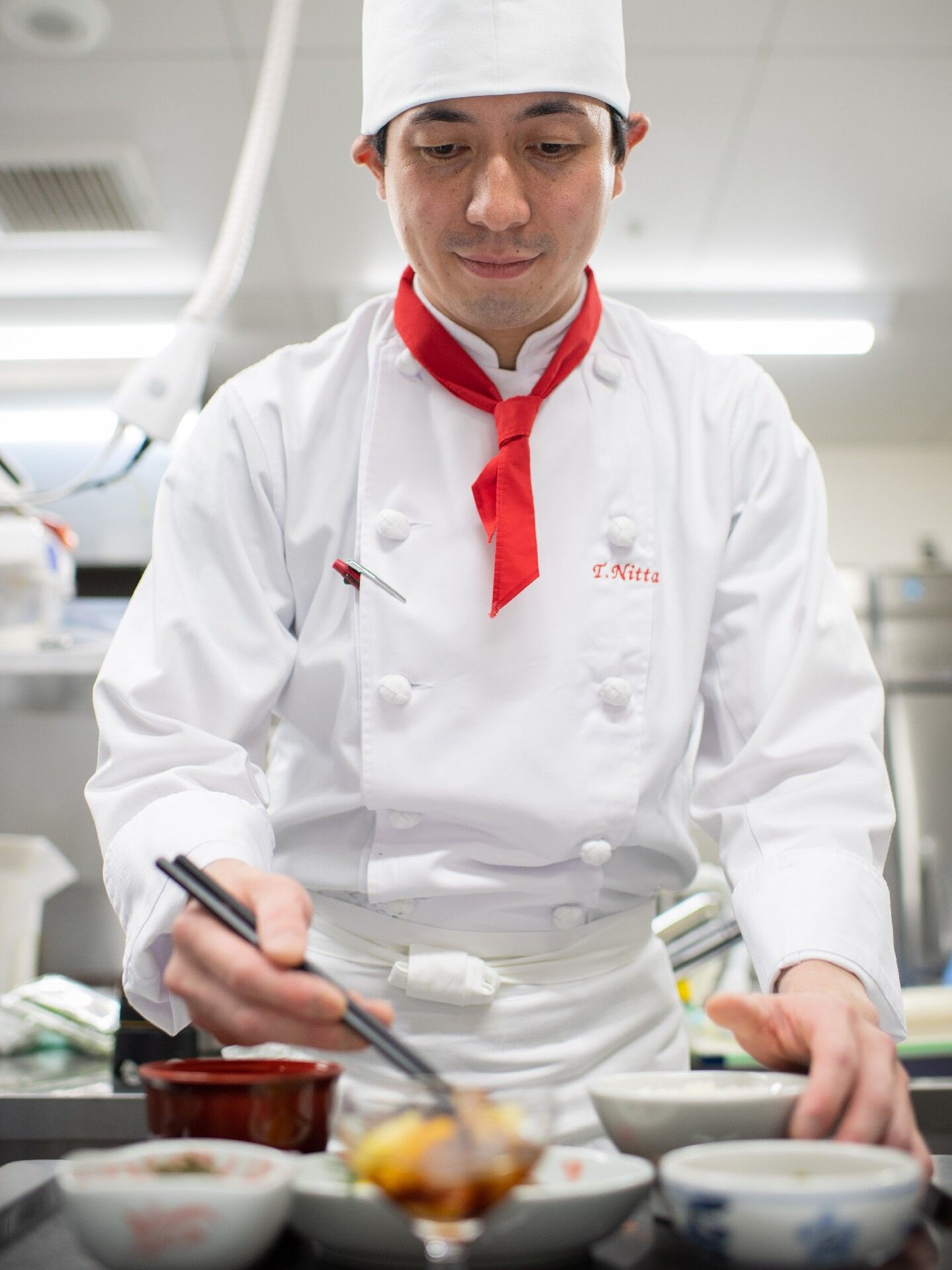 シェフが配膳している様子。専門家による食事作りの一場面