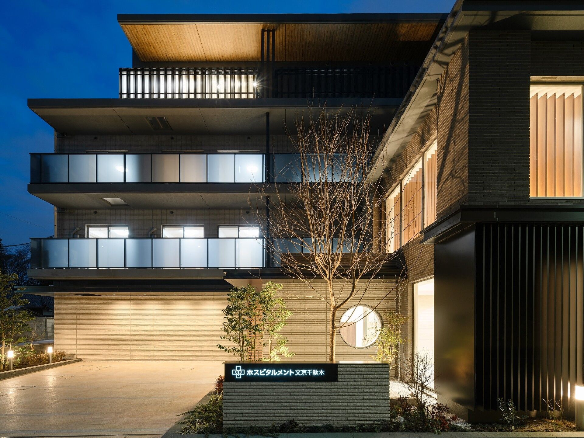 4階建てのデザイナーズマンションのような、おしゃれな外観。敷地内は道路もきれいに舗装され、バリアフリーになっている。