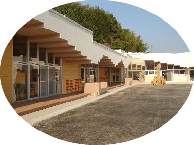 明るい外観の施設入口