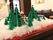 施設内に設置さている、クリスマスの飾りである。大小さまざまなクリスマスツリーと、雪のつもったミニチュアの家がおかれている。