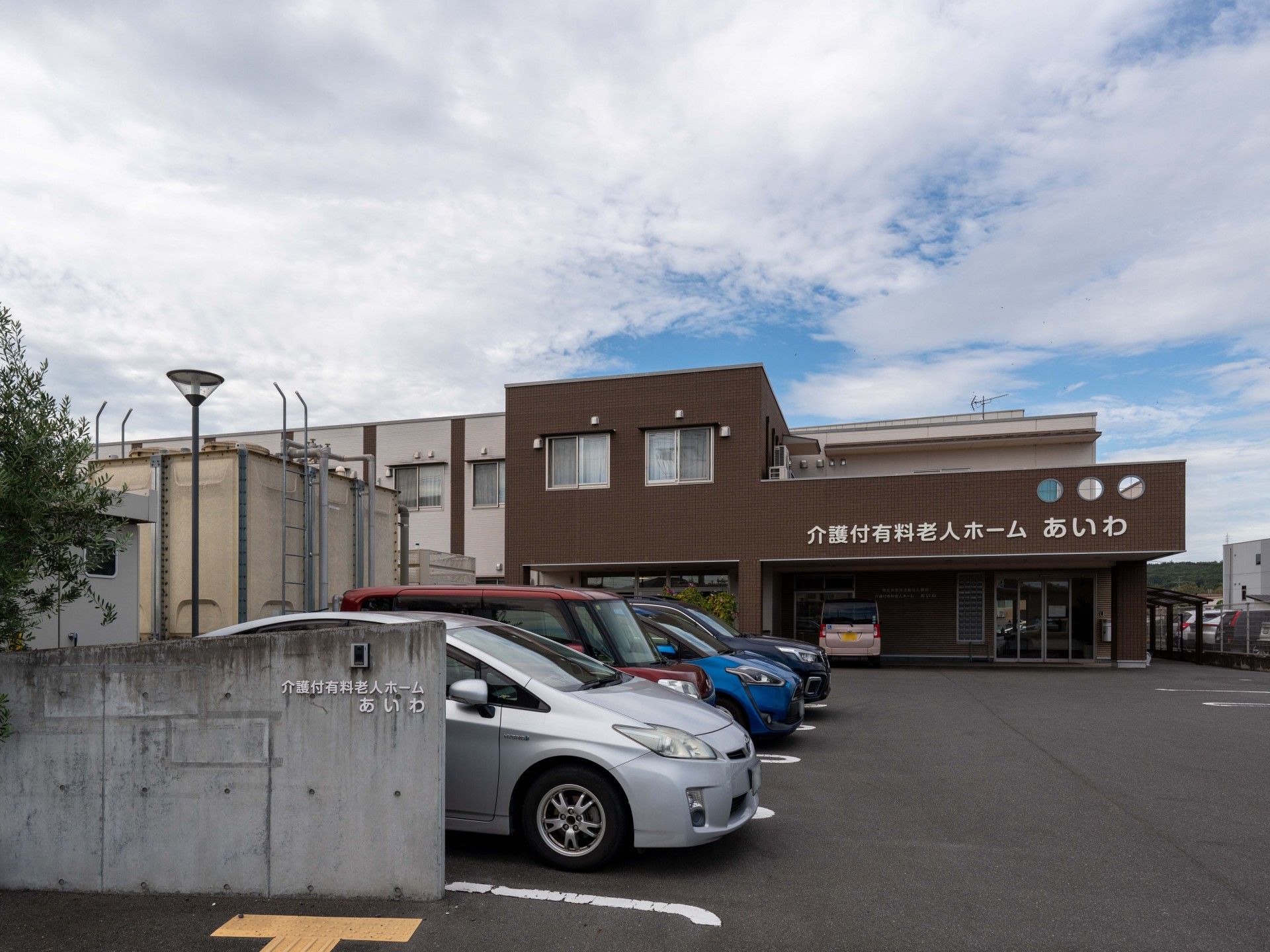 ゆったり駐車場のある建物