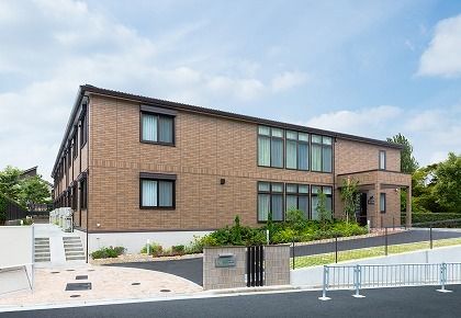 落ち着いた外観の建物