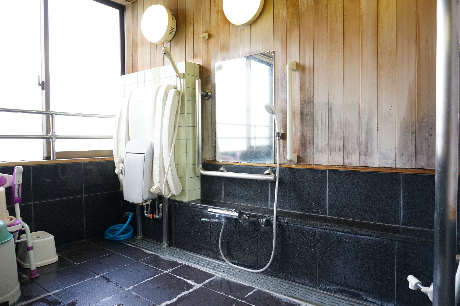 要介護度が軽度の方が利用する手すりがついた個浴用の浴槽