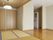 畳敷きの部屋とフローリングの部屋がつながった広めの居室の様子