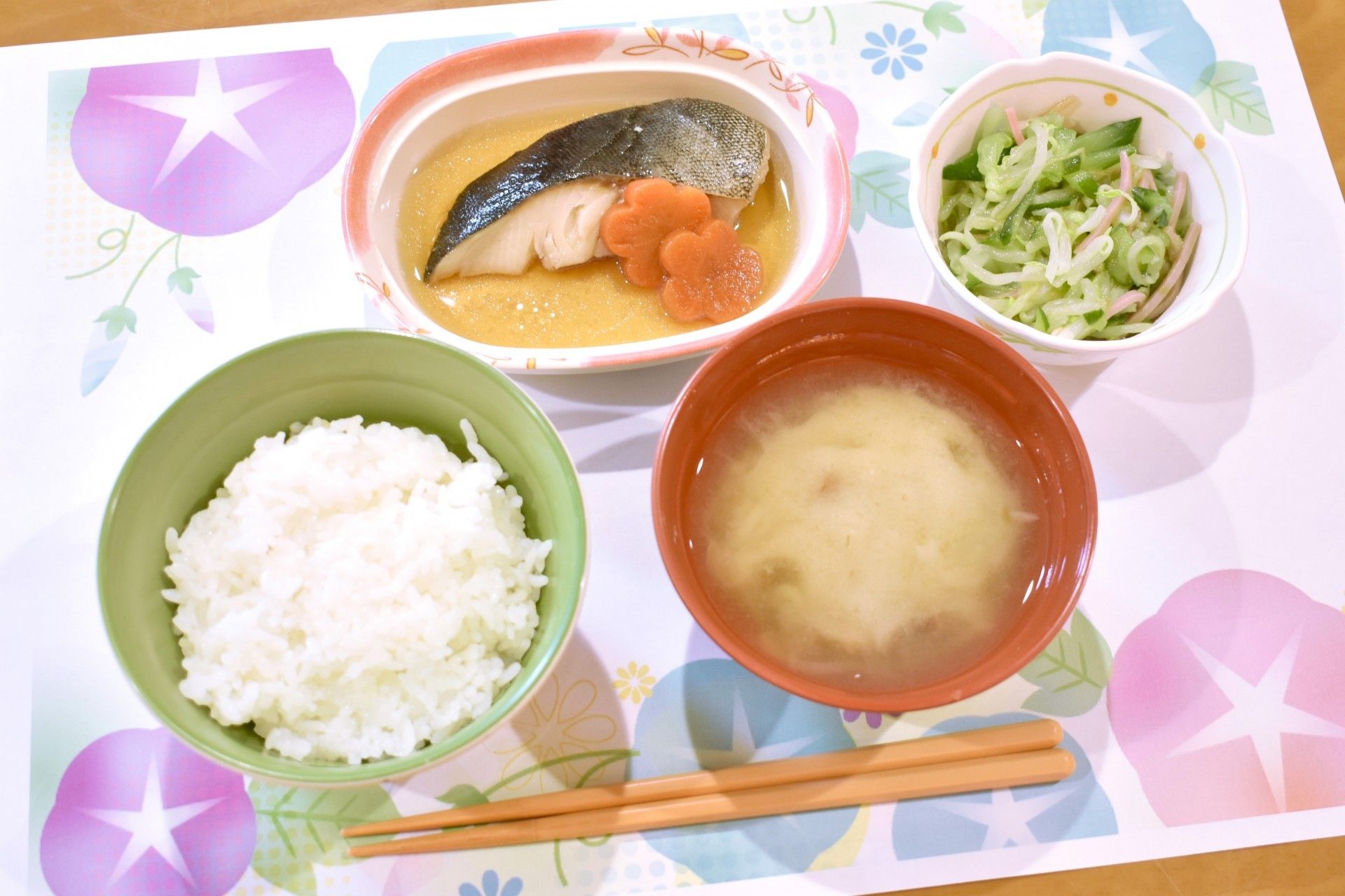 魚の煮付けとサラダご飯と味噌汁のセット