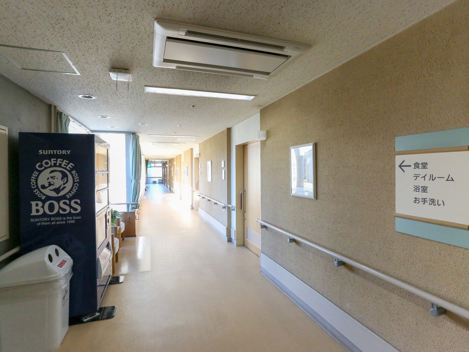 手すりが設置された廊下