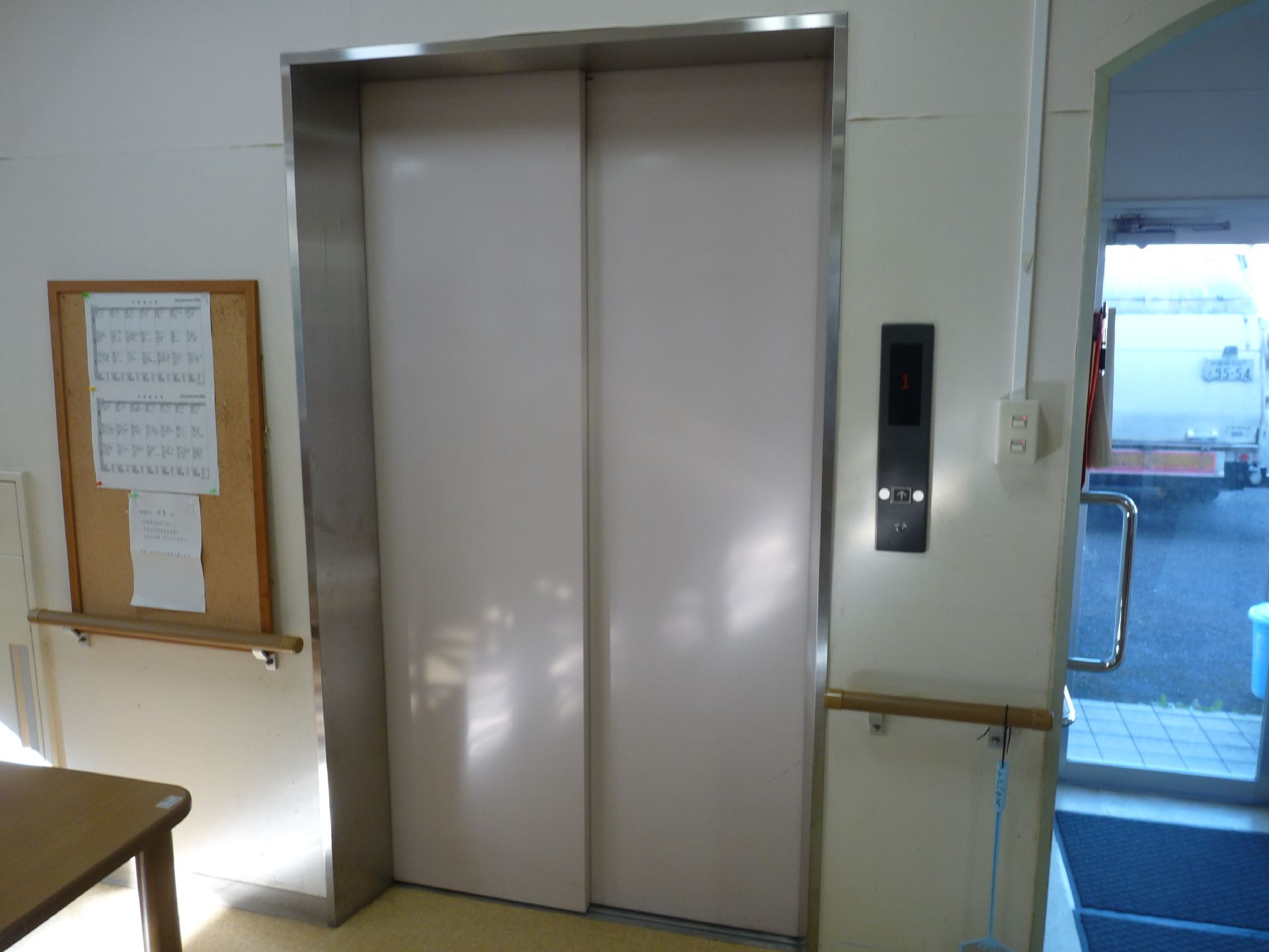 施設内にあるエレベーターの様子。二人以上乗れるタイプのエレベーター