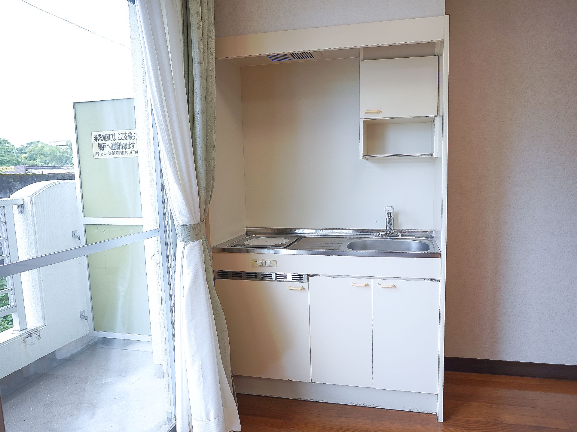 IH調理器や流し台を備えたキッチン