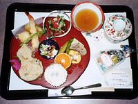きれいなワンプレートに盛られた特別メニュー。天ぷらや茶わん蒸し、ミカンなど豪華な内容。