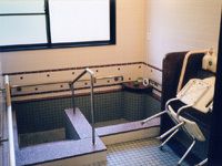 小浴場には手すりが付いた小さめの浴槽とシャワーやシャワーチェアがあり、明るい雰囲気。