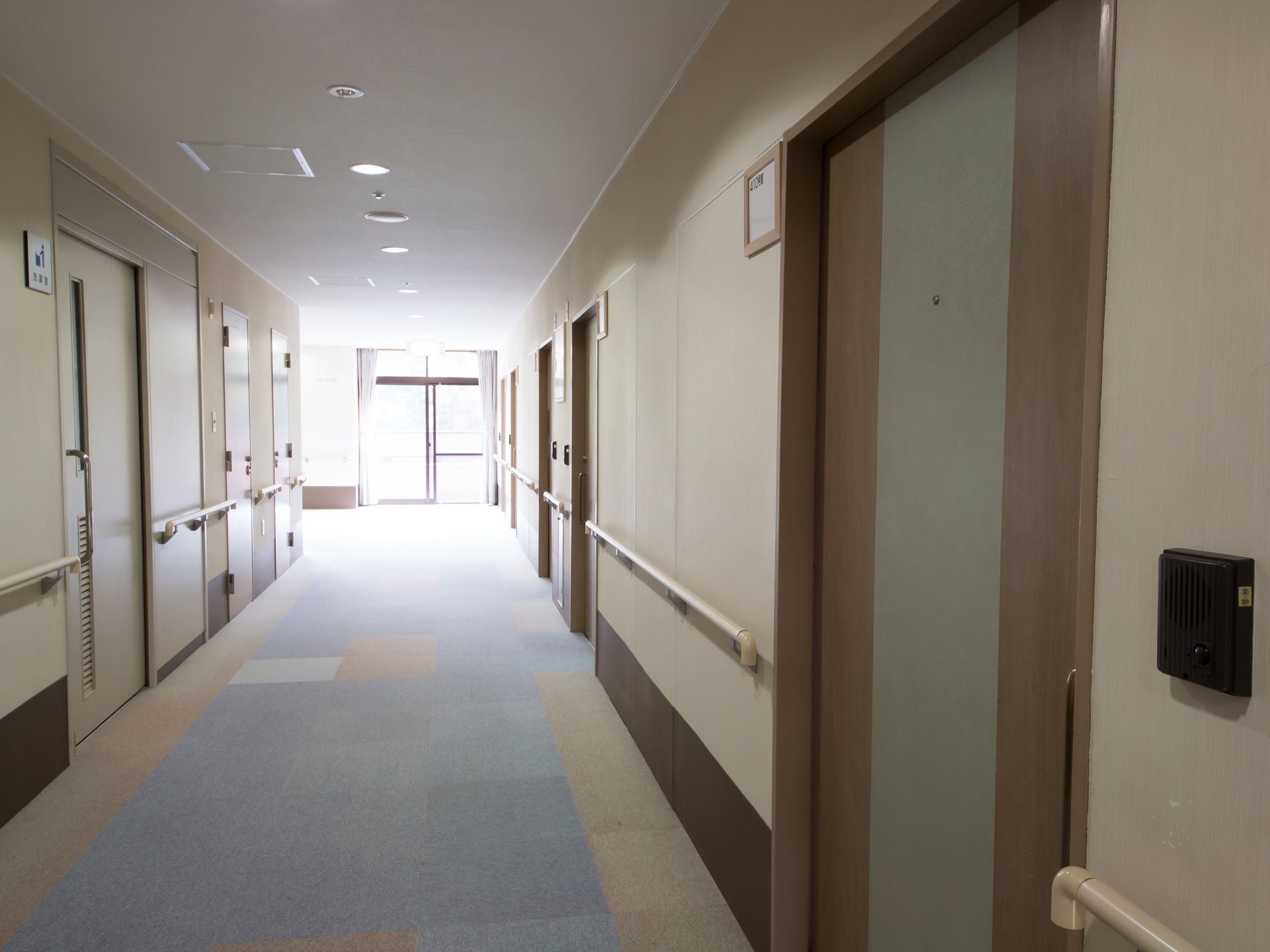 通路幅が広く確保されている。両サイドの壁には手すりが備えつけられている。各部屋の扉は引き戸になっている。
