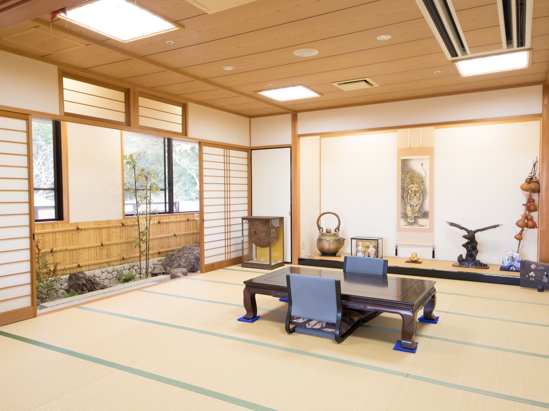和室の部屋になっている。テーブルと座卓が用意されており、床の間には掛け軸や置物などが飾られている。空調も完備されている。