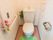 きれいに清掃された、清潔感あるトイレである。グリーンのマットが敷かれている。Ｌ型の手すりも完備してある。