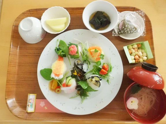 ひなまつりようのメニューを上から写したもの。てまりずしとお吸物、東などがある様子