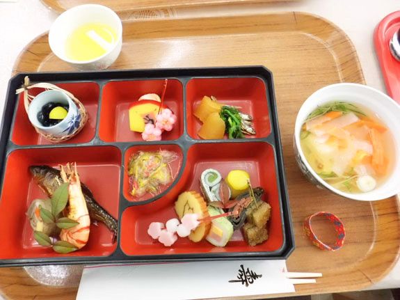 施設内で出されているお節料理の様子。華やかなハレの日の食事