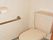 トイレには手すりが付き、シンプルな設計。壁紙には模様が描かれている。