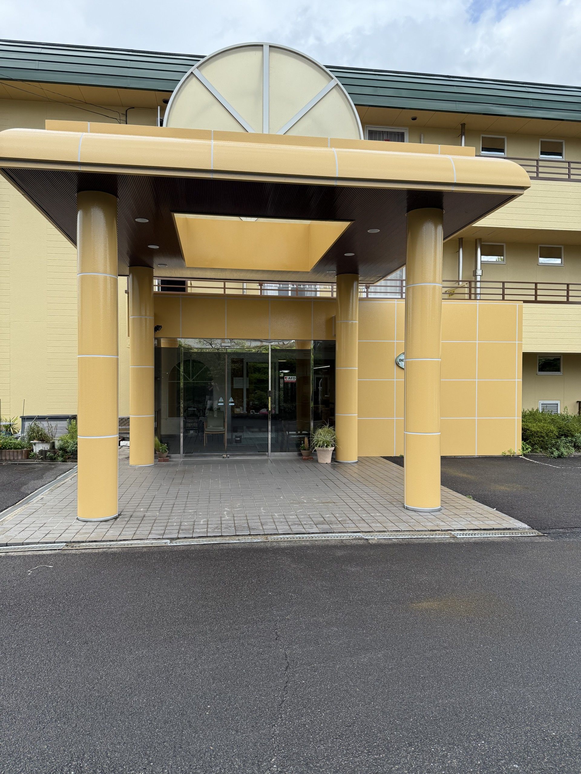 内外の見通しが良い自動扉を完備している施設入口である。防犯カメラを設置するなど安全対策に配慮している。