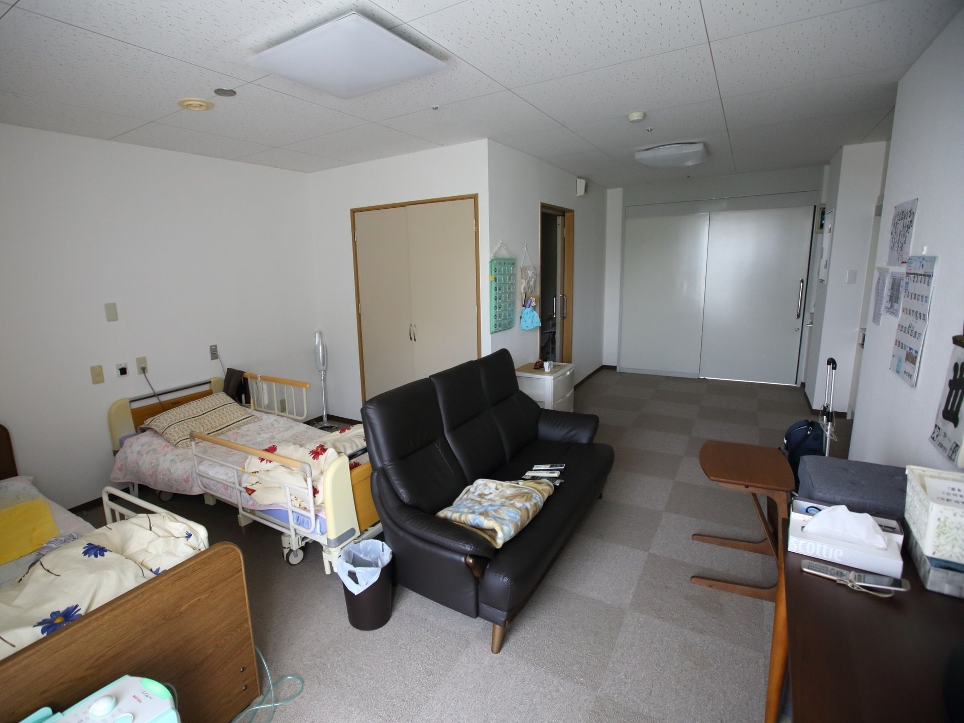 お好みにレイアウトされたお2人用の居室である。収納クローゼットが完備され、介護用ベッドが2台並べて設置されている。