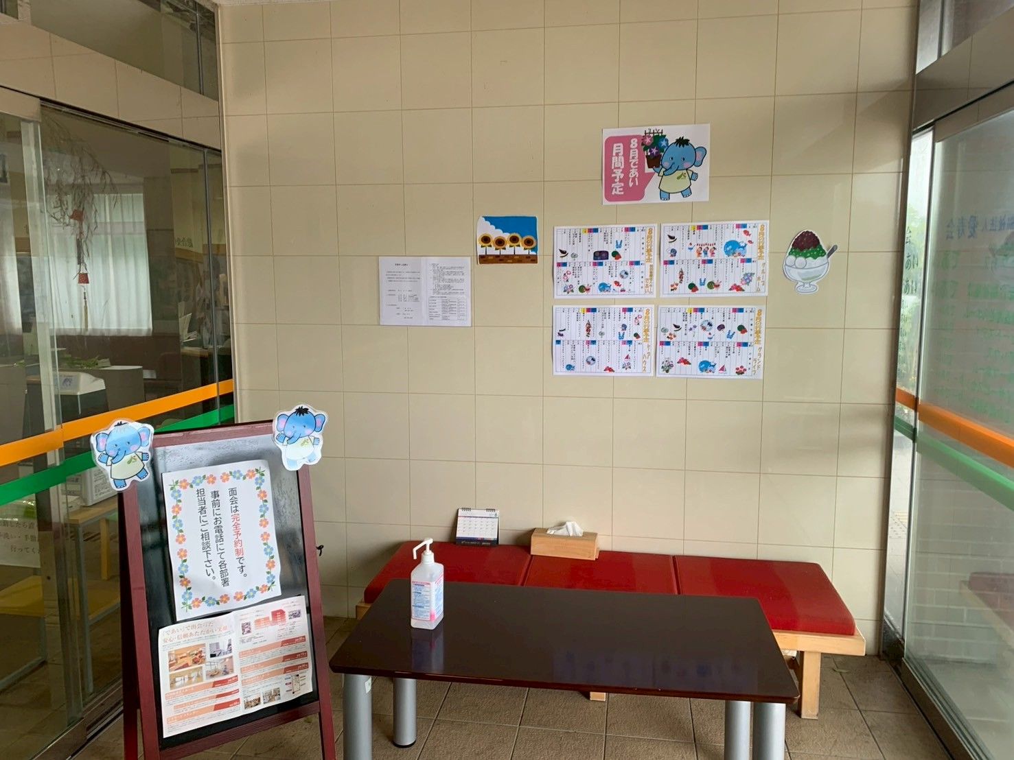 案内掲示板とベンチの空間