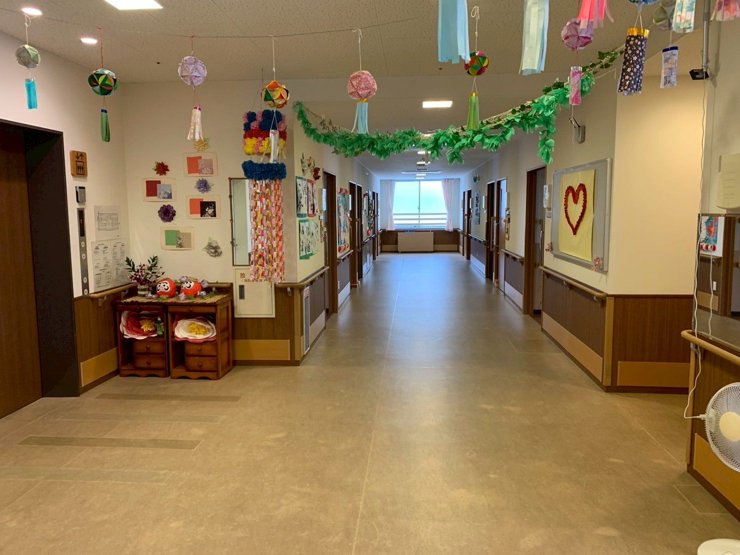 飾りが彩る廊下